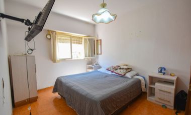 Venta casa 4 ambientes con parque y cochera