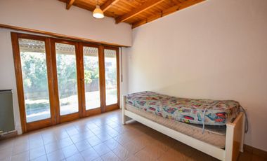 Venta casa 4 ambientes con parque y cochera