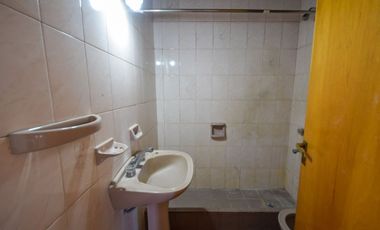 Venta casa 4 ambientes con parque y cochera