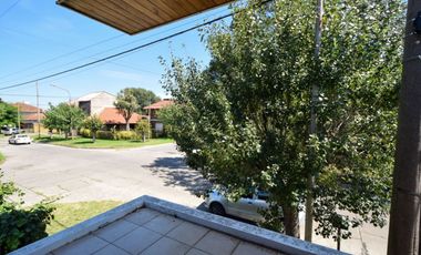 Venta casa 4 ambientes con parque y cochera