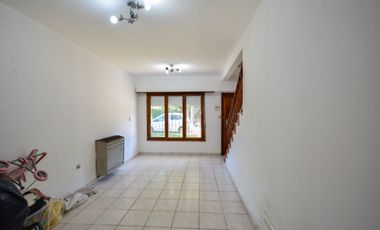 Venta casa 4 ambientes con parque y cochera