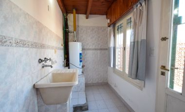 Venta casa 4 ambientes con parque y cochera