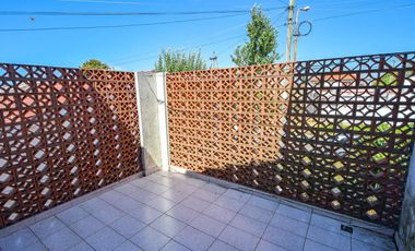 Venta casa 4 ambientes con parque y cochera