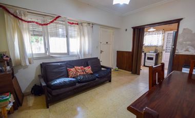 Venta casa 4 ambientes con parque y cochera