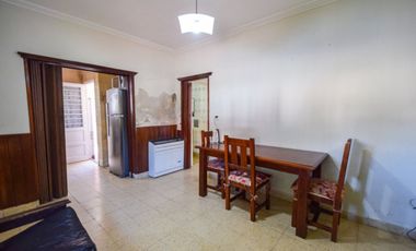 Venta casa 4 ambientes con parque y cochera