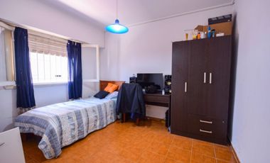 Venta casa 4 ambientes con parque y cochera