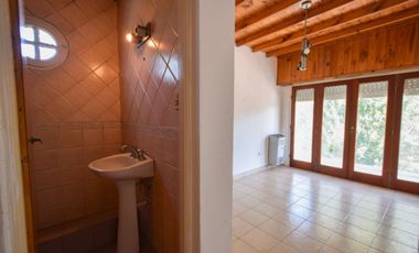 Venta casa 4 ambientes con parque y cochera