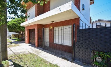 Venta casa 4 ambientes con parque y cochera