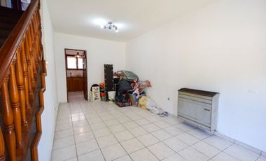 Venta casa 4 ambientes con parque y cochera