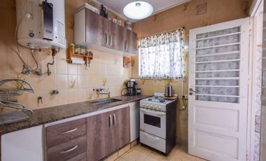 Venta casa 4 ambientes con parque y cochera