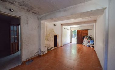Venta casa 4 ambientes con parque y cochera