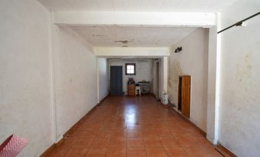 Venta casa 4 ambientes con parque y cochera