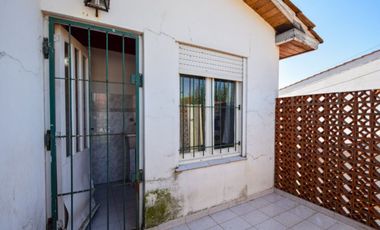 Venta casa 4 ambientes con parque y cochera
