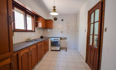 Venta casa 4 ambientes con parque y cochera