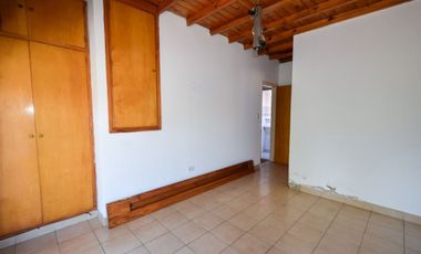Venta casa 4 ambientes con parque y cochera