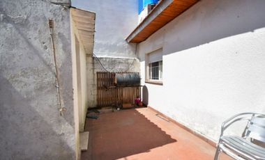 Venta casa 4 ambientes con parque y cochera