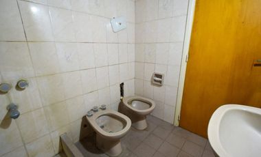 Venta casa 4 ambientes con parque y cochera