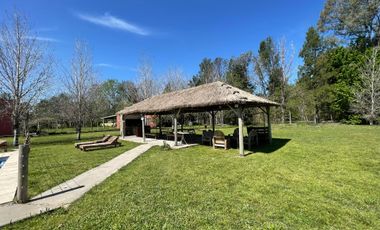 VENTA CASA QUINTA CON GRAN PARQUE Y PILETA