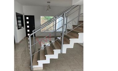 Casa en venta en Fraccionamiento La Gloria con gran ubicación cercana a diversas centros comerciales.