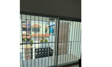 Casa en venta en Fraccionamiento La Gloria con gran ubicación cercana a diversas centros comerciales.