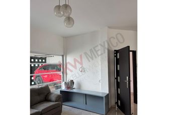 Casa en venta en Fraccionamiento La Gloria con gran ubicación cercana a diversas centros comerciales.