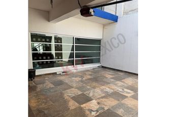 Casa en venta en Fraccionamiento La Gloria con gran ubicación cercana a diversas centros comerciales.