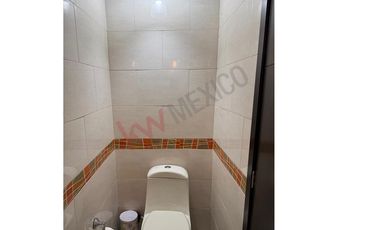 Casa en venta en Fraccionamiento La Gloria con gran ubicación cercana a diversas centros comerciales.