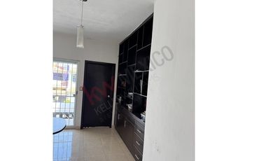 Casa en venta en Fraccionamiento La Gloria con gran ubicación cercana a diversas centros comerciales.