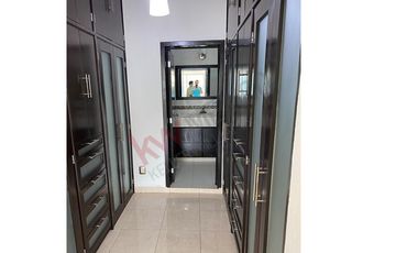 Casa en venta en Fraccionamiento La Gloria con gran ubicación cercana a diversas centros comerciales.
