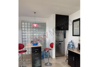 Casa en venta en Fraccionamiento La Gloria con gran ubicación cercana a diversas centros comerciales.