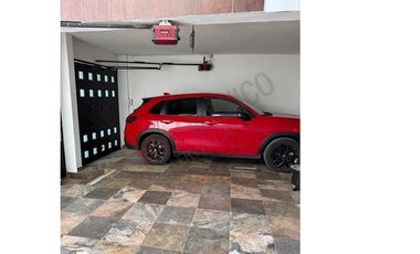 Casa en venta en Fraccionamiento La Gloria con gran ubicación cercana a diversas centros comerciales.