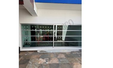 Casa en venta en Fraccionamiento La Gloria con gran ubicación cercana a diversas centros comerciales.