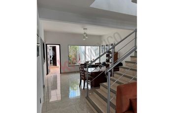 Casa en venta en Fraccionamiento La Gloria con gran ubicación cercana a diversas centros comerciales.