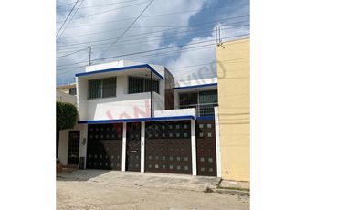 Casa en venta en Fraccionamiento La Gloria con gran ubicación cercana a diversas centros comerciales.