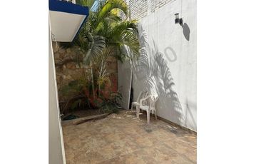Casa en venta en Fraccionamiento La Gloria con gran ubicación cercana a diversas centros comerciales.