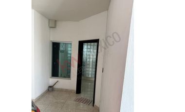 Casa en venta en Fraccionamiento La Gloria con gran ubicación cercana a diversas centros comerciales.