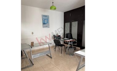 Casa en venta en Fraccionamiento La Gloria con gran ubicación cercana a diversas centros comerciales.