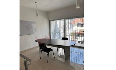 Casa en venta en Fraccionamiento La Gloria con gran ubicación cercana a diversas centros comerciales.