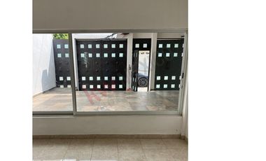 Casa en venta en Fraccionamiento La Gloria con gran ubicación cercana a diversas centros comerciales.