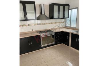 Casa en venta en Fraccionamiento La Gloria con gran ubicación cercana a diversas centros comerciales.
