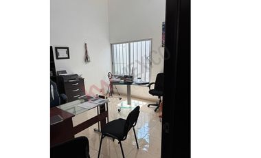 Casa en venta en Fraccionamiento La Gloria con gran ubicación cercana a diversas centros comerciales.