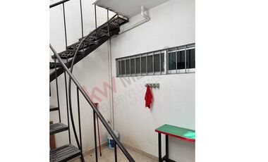 Casa en venta en Fraccionamiento La Gloria con gran ubicación cercana a diversas centros comerciales.