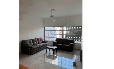 Casa en venta en Fraccionamiento La Gloria con gran ubicación cercana a diversas centros comerciales.