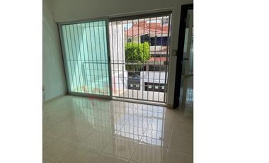 Casa en venta en Fraccionamiento La Gloria con gran ubicación cercana a diversas centros comerciales.