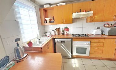 Casa en Arriendo en En condominio! Frente a Colegio y Parroquia !!