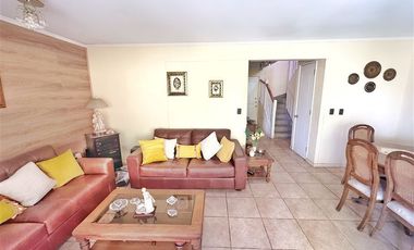 Casa en Arriendo en En condominio! Frente a Colegio y Parroquia !!