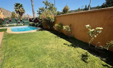 Casa en Arriendo en En condominio! Frente a Colegio y Parroquia !!