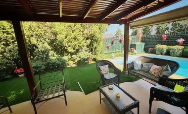Casa en Arriendo en En condominio! Frente a Colegio y Parroquia !!