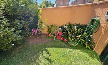 Casa en Arriendo en En condominio! Frente a Colegio y Parroquia !!