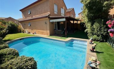 Casa en Arriendo en En condominio! Frente a Colegio y Parroquia !!